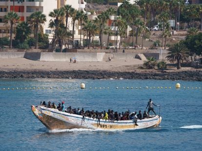 Un cayuco con 120 personas llega al puerto de Los Cristianos (Tenerife).