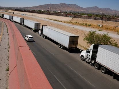 Varios camiones esperan en fila su ingreso a Estados Unidos desde Ciudad Juárez. En video, Caos en la frontera México-Texas por revisiones a transportistas.