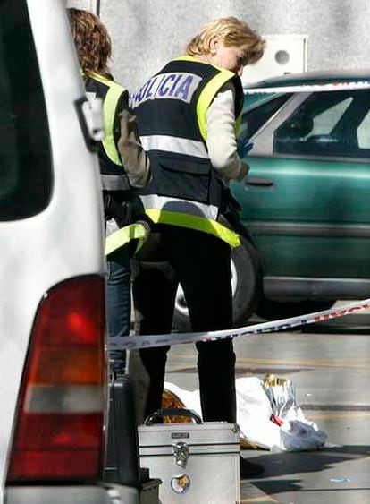 Dos mujeres policías, junto al cadáver de María Eugenia Bravo.