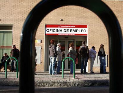 Colas de parados ante la oficina de empleo 