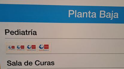 Una cinta tapa la palabra 'Fisioterapia' en uno de las tablas orientadoras del nuevo centro de salud de Sevilla La Nueva