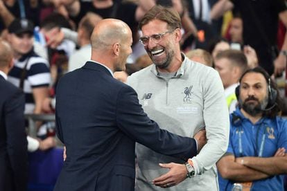 El entrenador del Real Madrid, Zinedine Zidane saluda al entrenador del Liverpool, Jurgen Klopp, momentos antes del inicio de la Final de la Champions League.