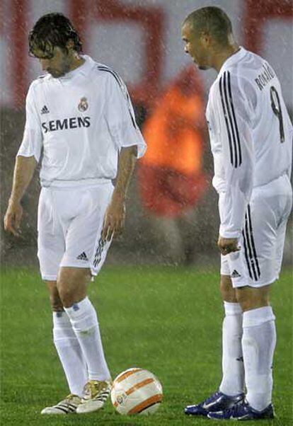 Los jugadores del Real Madrid, Raúl y Ronaldo al finalizar el partido, bajo la intensa lluvia.