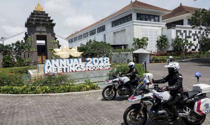 Agentes del ejército de Indonesia vigilan en Denpasar (Bali) los preparativos para la asamblea anual del FMI y del Banco Mundial.