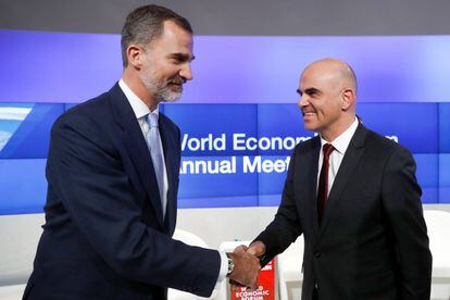 El presidente de Suiza, Alain Berset saluda al rey Felipe VI, tras una mesa redonda celebrada durante la segunda jornada del Foro Económico Mundial de Davos.