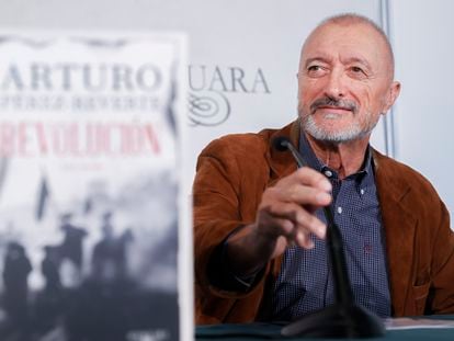 Arturo Pérez-Reverte, durante la presentación este lunes en Madrid de 'Revolución', su nueva novela.