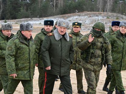 Visita del presidente bielorruso, Aleksandr Lukashenko (cuarto por la izquierda), a tropas rusas en Obuz-Lesnovsky, el viernes.