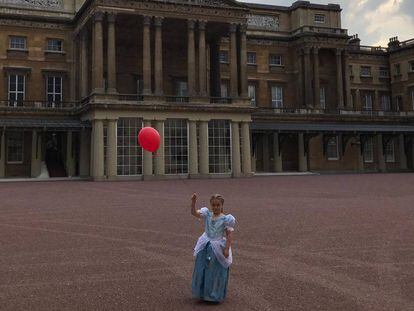 Harper Beckham, disfrazada como una princesa, en el palacio de Buckingham en una foto compartida por Victoria Beckham en su Instagram.