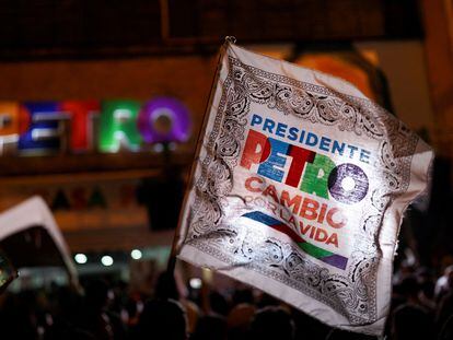 Partidarios celebran después de que el candidato de izquierda Gustavo Petro, de la coalición Pacto Histórico, ganara la segunda vuelta de las elecciones presidenciales en Cali, Colombia, el 19 de junio de 2022.