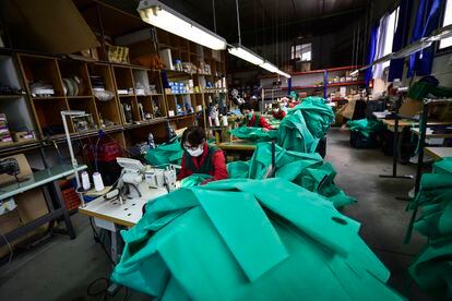 Trabajadores voluntarios fabrican trajes de protección para hospitales en Arnedo, en La Rioja, el 30 de marzo del año pasado. 