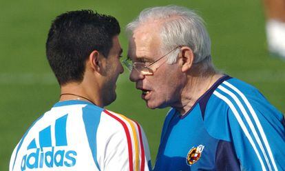 Luis Aragonés se encara con José Antonio Reyes, en la charla 'motivacional' en la que le dijo al extremo utrera: "Dígale al negro ese que usted es mejor", en referencia a Henry.