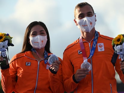 La mexico-neerlandesa Gabriela Schloesser y Steve Wijler tras ganar la plata en equipos mixtos de tiro con arco.