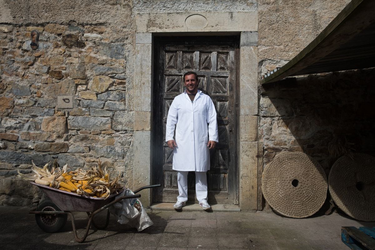 El asturiano que ha recuperado un molino hidráulico de más de tres siglos de antigüedad y consigue harinas ecológicas únicas 