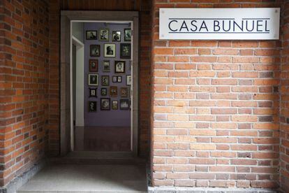 Entrada a la Casa Buñuel que conmemora los 75 años del exilio español en México son una exposición fotográfica: Del otro lado del frente.