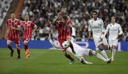 El jugador muniqués Müller se lleva el balón.