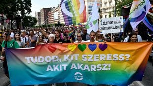 Manifestantes en la marcha del Orgullo en Budapest sostienen una pancarta que reza "¿Sabes a quién quieres? A quien tú quieras", el 24 de julio. En vídeo, imágenes de la manifestación y declaraciones de algunos de los participantes. 