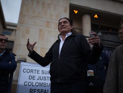El senador Gustavo Bolívar en una manifestación contra el expresidente Álvaro Uribe en 2019, frente a la Corte Suprema de Justicia.