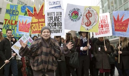 La diseñadora Vivienne Westwood en una protesta contra el fraccionamiento hidráulico.