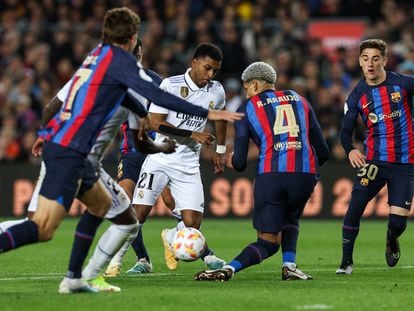 Rodrygo ante Araujo, en las semifinales de Copa del año pasado.