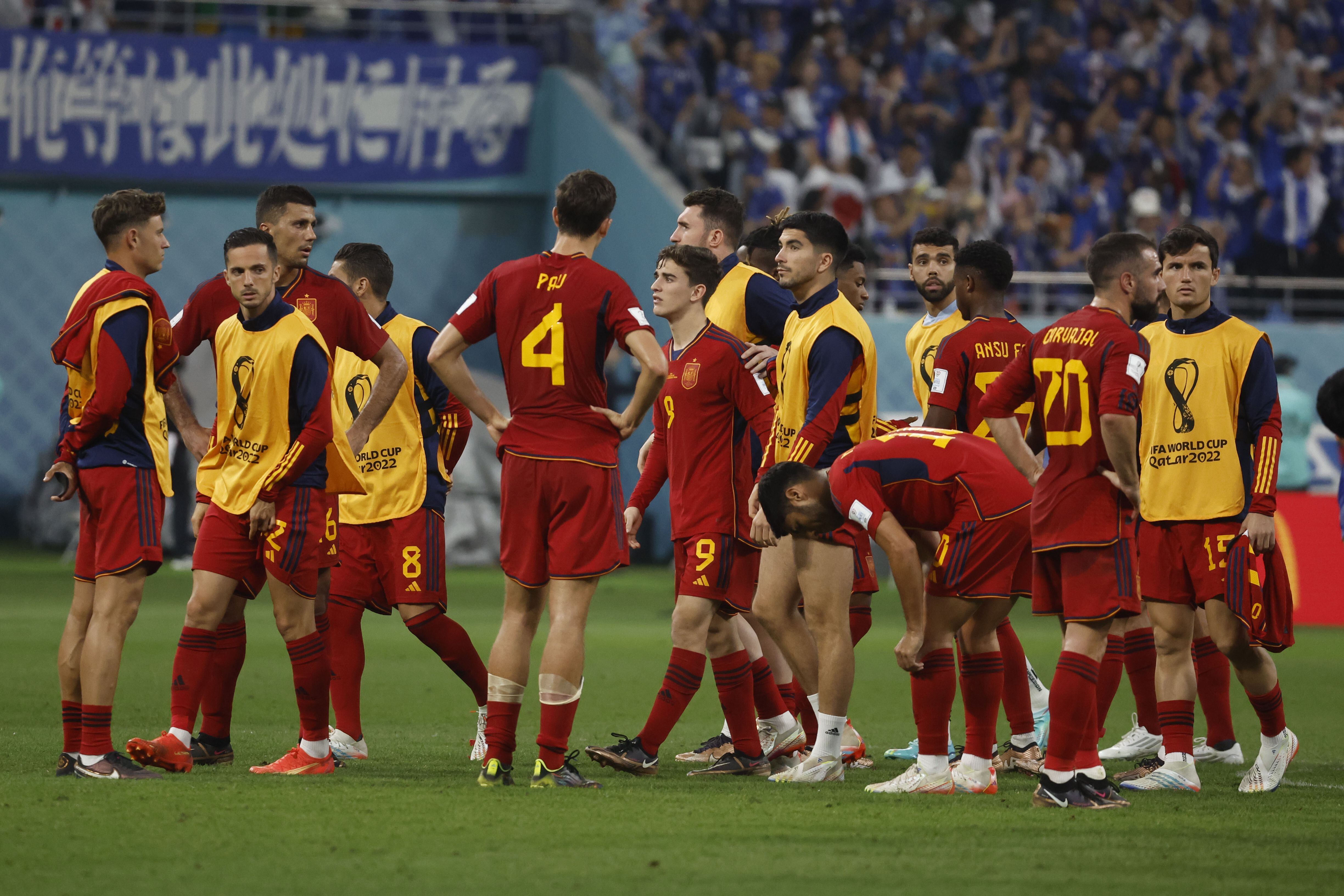 Los jugadores españoles, tras el final del partido en la derrota frente a Japón.