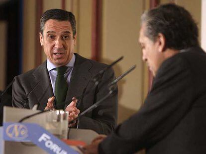 Eduardo Zaplana (de frente) y Diego López Garrido, durante el debate.