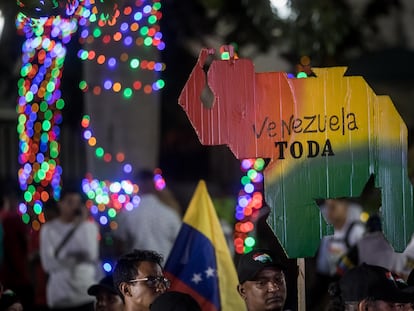 Un grupo de personas participa en un acto de celebración de los resultados del referéndum por El Esequibo, el 3 de diciembre de 2023, en Caracas (Venezuela).