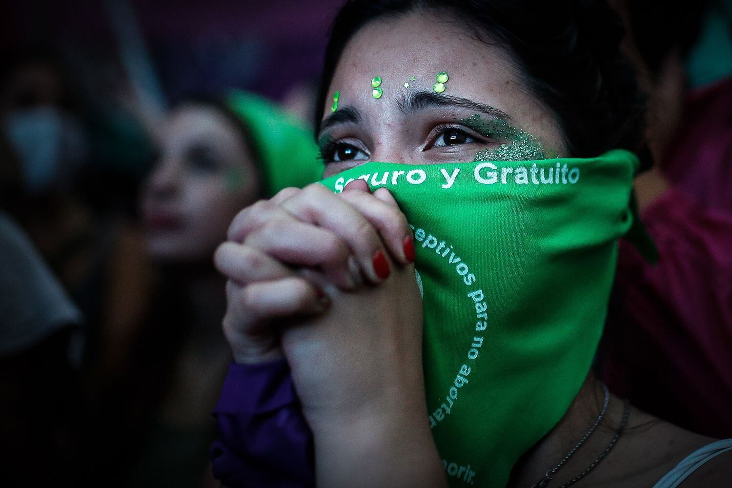 Una mujer espera la decisión de la Cámara de Diputados argentina sobre el aborto, este viernes en Buenos Aires.