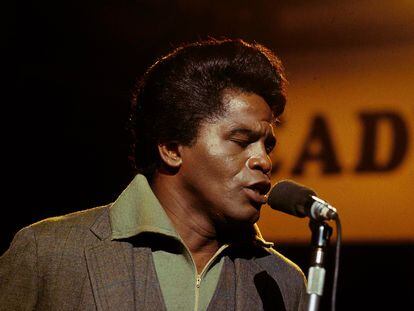 El cantante y compositor James Brown (1933-2006) canta en directo para el programa británico 'Ready Steady Go!' en Londres, el 11 de marzo de 1966.