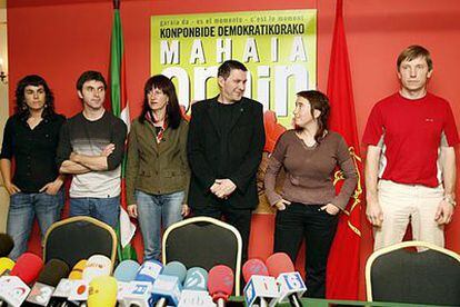 De derecha a izquierda, Rufi Etxeberría, Olatz Dañobeitia, Arnaldo Otegi, Elena Urabayen, Xabi Larralde y Arantxa Santesteban, hoy en Navarra.