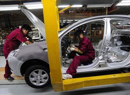 Trabajadores en una planta de producción de automóviles en Heifei (China). La economía del país asiático ha registrado un crecimiento del 8,9% en el tercer trimestre.