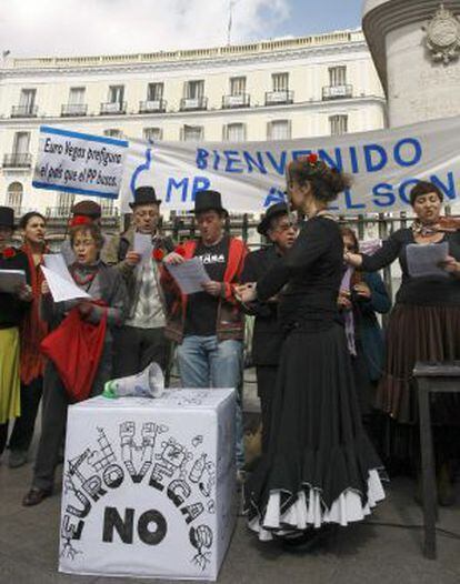 Miembros de la Plataforma Eurovegas No, durante su protesta el sábado en la Puerta del Sol.