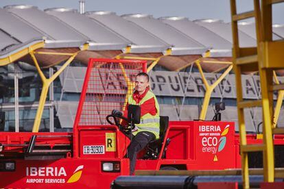 Una empleada de Iberia Airport Services.