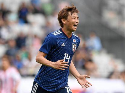 Inui celebra un gol con Japón ante Paraguay.