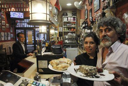 Mauricio Martínez y Marina muestran platos típicos chilenos en su restaurante El Regreso del Winnipeg Chile.