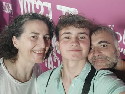 Axel (14 años) junto a sus padres, Gustavo Molina y Yolanda Pérez.
