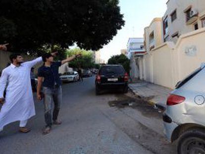 Dos hijos del terrorista Al Libi muestran en Trípoli el lugar donde fue capturado el sábado.
