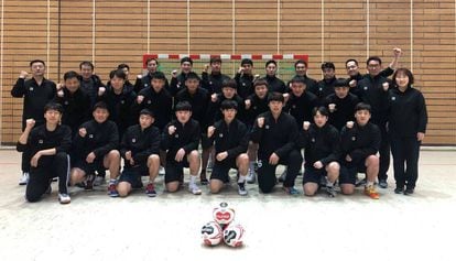 La plantilla del equipo unificado de Corea, con 16 jugadores del Sur y cuatro del Norte, en un entrenamiento en Alemania.