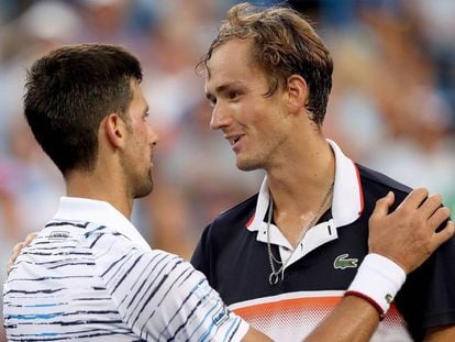 Novak Djokovic saluda a Daniil Medvedev este sábado en Cincinnati tras perder contra él en las semifinales del torneo.