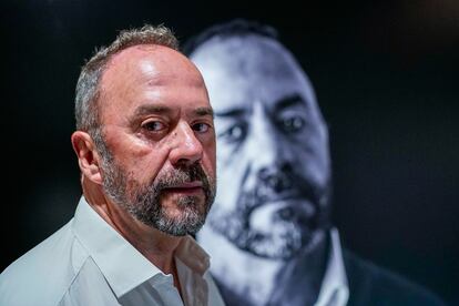 Fernando García-Salmones, víctima de abusos en el ámbito eclesiástico, posa frente a  su retrato en la exposición 'Shame-European stories' en el espacio O Lumen, en Madrid. 
