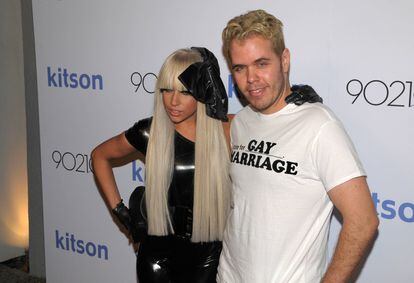 Lady Gaga y Perez Hilton, en una presentación de camisetas en octubre de 2008 en Los Ángeles, California.