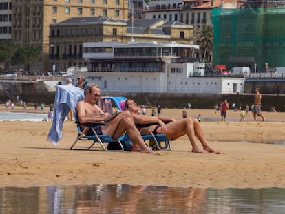 Varias personas disfrutan el lunes de la playa en San Sebastián.