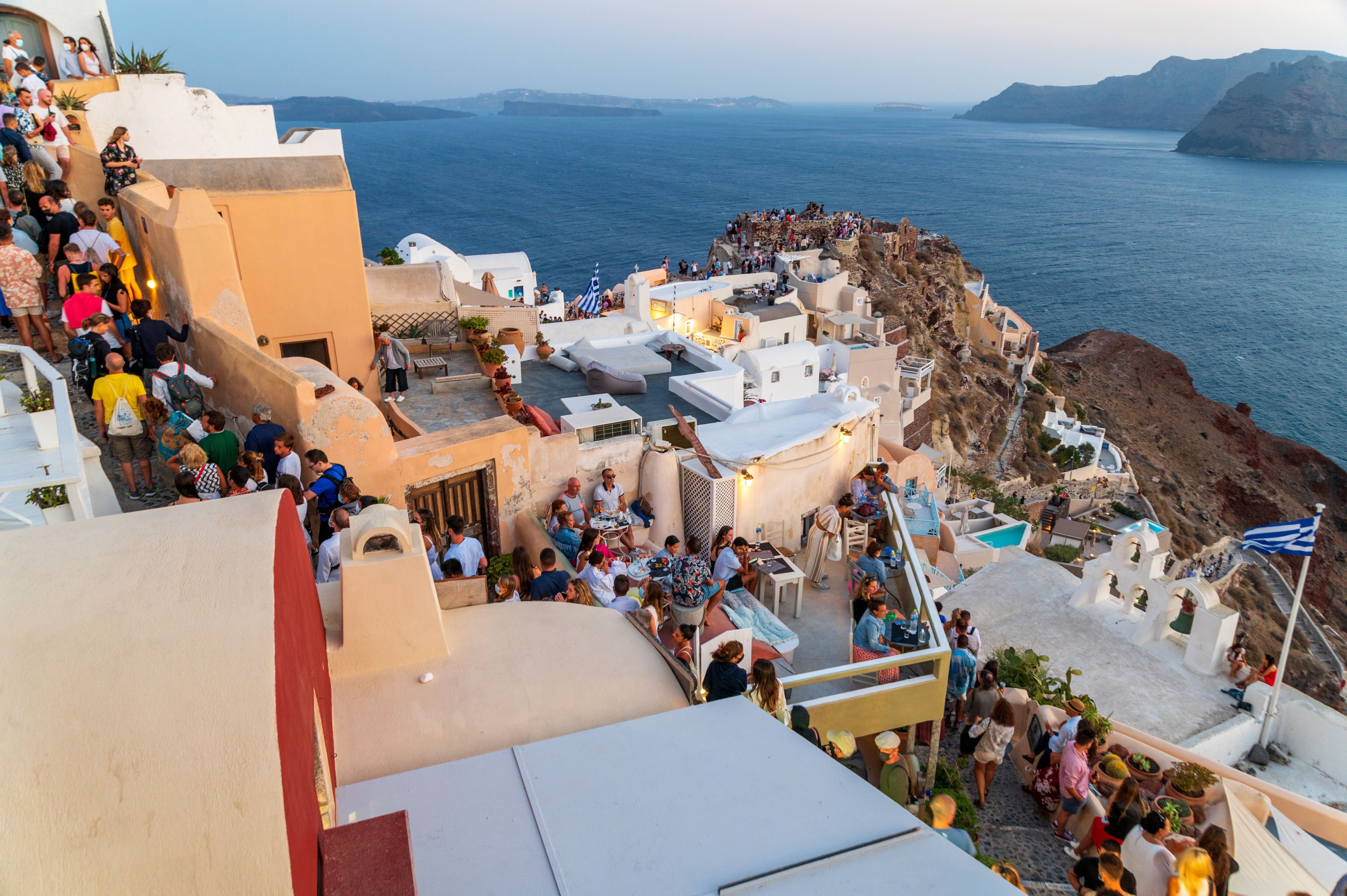 Parece como que los 27,8 millones de turistas que visitan Grecia se concentraran a la vez en la isla que tú has elegido. 