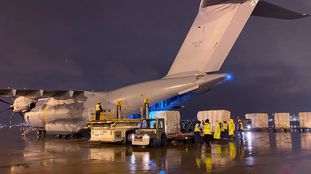 El avión Airbus A400M del Ejército del Aire cargando material contra el coronavirus en el aeropuerto de Shanghài.