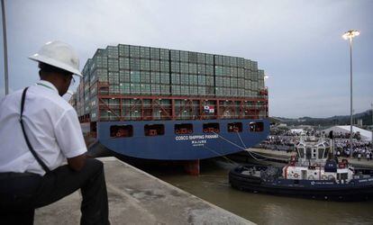 El buque Cosco Shipping Panama atraviesa el nuevo Canal de Panam&aacute;. 