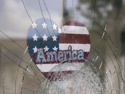 <b>Las cosas, como son. </b>Una pegatina con la palabra “América” en la ventana rota de un negocio en Kenosha (Wisconsin) el 25 de agosto tras los disturbios contra el racismo se convierte en símbolo del daño que la mentira ha hecho en un país, Estado Unidos, donde incluso su presidente ha difundido bulos.