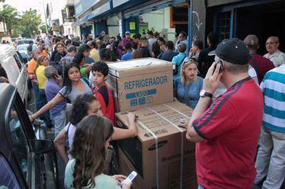 Multitud  de venezolanos acuden a comprar artículos de importación tras conocer la noticia de la devaluación del bolívar.