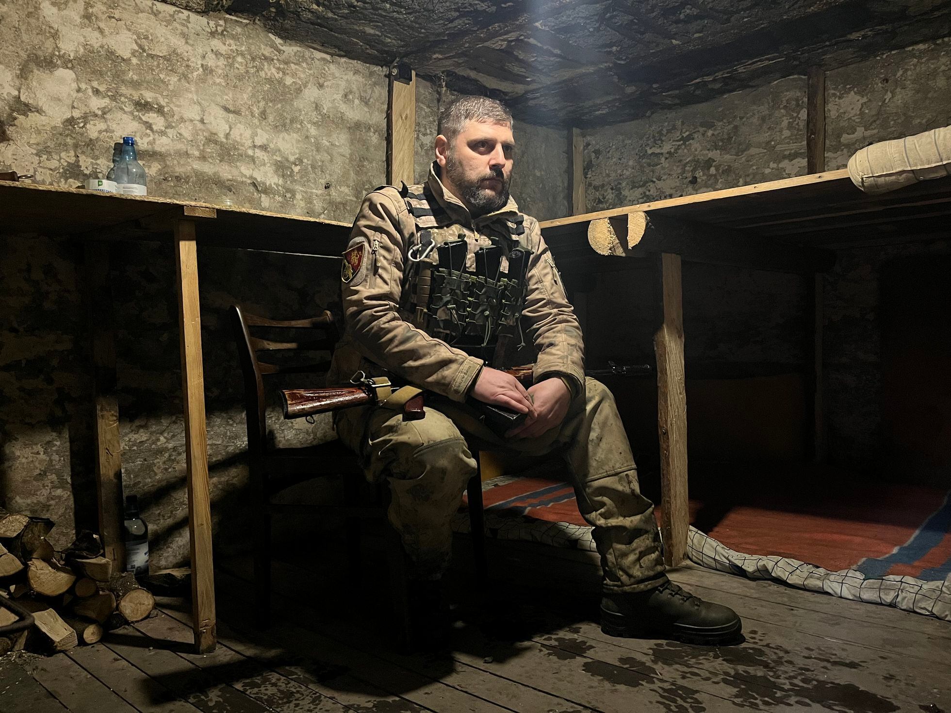 Un soldado, en el refugio fe un puesto avanzado en el frente de Kremina.