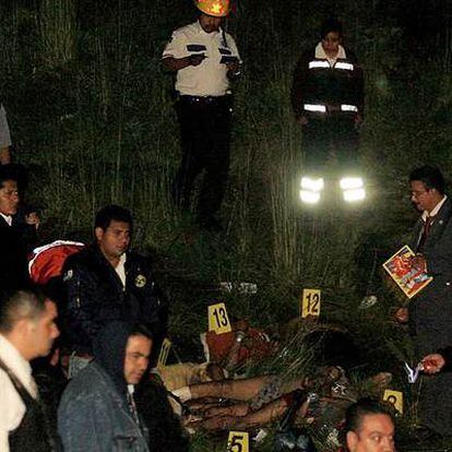 La policía inspecciona el lugar donde fueron hallados los cadáveres, en el parque nacional de La Marquesa.