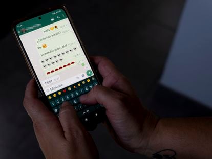Dos usuarios conversan en WhatsApp utilizando emojis que podrían interpretarse de diferentes maneras.