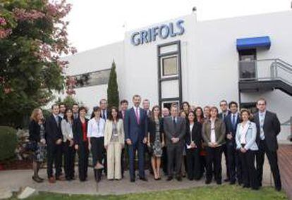 Los Príncipes de Asturias, Felipe y Letizia, acompañados por trabajadores de la empresa Grifols, durante su visita a la planta de producción de Grifols en Los Ángeles, en el marco de la visita que los Príncipes de Asturias realizan estos días a los estados de California y Florida, en EE.UU.